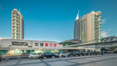 Vasco da Gama Alışveriş Merkezi, Lisboa Oriente tren istasyonunun yakınındaki hızlandırılmış zaman aşımı. İki gökdeleni ve yürüyen köprüsü olan büyük bir mimarlık projesinin parçası. Lizbon, Portekiz