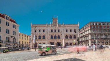 Lizbon 'daki Rossio İstasyonu zaman aşımına uğradı. Zebra geçişi ve sokak trafiği ile ön manzara. Don Pedro IV Meydanı 'ndaki 19. yüzyıl demiryolu binası. Portekiz.