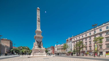 Lisbon 'daki Restauradores Meydanı (Praca dos Restauradores) zaman aşımına uğramış. Portekiz 'in bağımsızlığının geri kazanılmasına adanmıştır. Çevredeki restoratörlerin ve tarihi evlerin anıtı