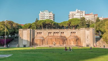 Lizbon Alameda Park 'taki Fonte Luminosa çeşmesinde zaman aşımı. Şehrin doğu bölgesindeki su kaynaklarını kutlayan ikonik simge. Konut binaları görünüyor. Portekiz