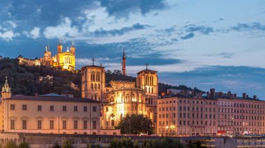 Aziz John 'un Vaftizci Katedrali ve Lyon' daki Notre-Dame de Fourviere Bazilikası 'nın zaman çizelgesi, günden geceye değişiyor. Rıhtım ve nehir kenarındaki binalar aydınlatılmış. Fransa