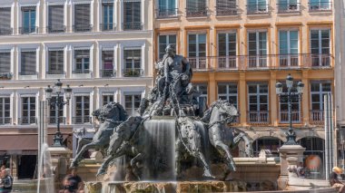 Belediye Binası yakınlarındaki Place des Terreaux 'da bulunan Lyon' un sembolü Bartholdi Çeşmesi 'nin hiperlapası. Akan suyla çevrili binicilik heykeli, tarihi mimari zaman çizelgesiyle çevrili. Fransa