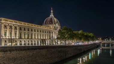 Lyon, Fransa 'da Grand Hotel-Dieu gece hızlandırması. Bu tarihi bina artık lüks bir alışveriş merkezi. Işıklandırılmış kubbeler ve avlular Rhone Nehri 'ne yansıyor.