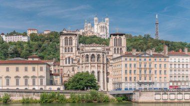 Aziz John Vaftizci Katedrali 'nin hiperlapesi ve Lyon' daki Notre-Dame de Fourviere Bazilikası. Rıhtım ve binalar zaman çizgisine yansıdı. Bulutlu mavi gökyüzü. Fransa