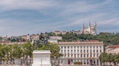 Fransa 'nın Lyon kentindeki Bellecour Meydanı' nda Avrupa 'nın en büyük yaya meydanı. Kral 14. Louis 'in binicilik heykeli canlı bir zaman dilimi altında tarihi binalarla çevrili.