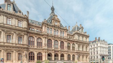 Fransa 'nın başkenti Lyon' da bulunan Les Cordeliers bölgesinde Palais de la Bourse 'un (Palais du Commerce) ön manzarası. 19. yüzyıldan kalma tarihi bir bina. Trafiği cadde saatlerinde geçiyor.