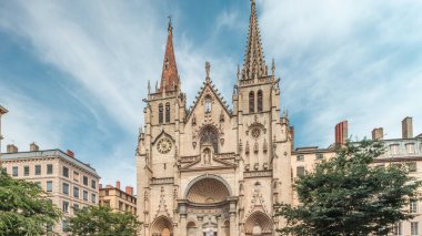 Fransa 'nın Lyon kentindeki Presqu' ile bölgesindeki Saint-Nizier Kilisesi 'nin hiperlapası. Kutsal Havariler Kilisesi olarak bilinen süslü detaylarla dolu tarihi bir Gotik kilisesi zaman çizelgesini sergiliyor.