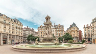 Fransa 'nın başkenti Lyon' da bulunan Place des Jacobins 'in hiperlapesi, tarihi binalarla çevrili Fontaine des Jacobins' e ev sahipliği yapmaktadır. Bulutlu bir gökyüzü altında hareketli şehir meydanı