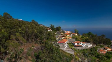 Madeira 'daki teleferikli araçtan dağın tepesindeki hava görüntüsü. Modern peyzaj. Funchal, Portekiz.
