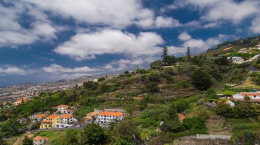Madeira 'daki teleferiğin çatılarından Madeira' nın hiperhızlandırılmış görüntüsü. Modern peyzaj. Funchal, Portekiz