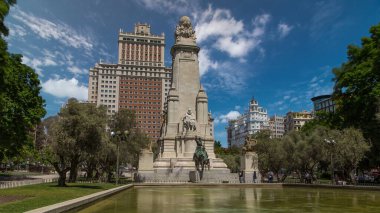 İspanya Meydanı 'nda (Plaza de Espana) Miguel de Cervantes' in heykeli ve Don Kişot ve Sancho Panza 'nın bronz heykelleri bulunmaktadır. Madrid Avrupa 'nın popüler bir turizm beldesidir..
