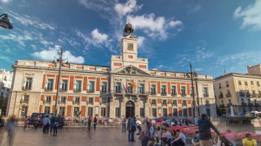 Eski Postane binası, şu anda Madrid Topluluğu Başkanlığı 'nın merkezi olan zaman atlaması. Puerta del Sol 'da. Madrid, İspanya