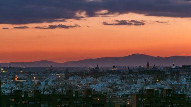 İspanya, Madrid 'in Tio Pio Park, Vallecas-Mahallesi tepelerinden panoramik gündüz geçiş zamanı görüntüsü.