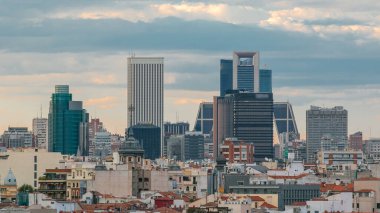 Günbatımında Madrid Skyline 'da, Cuatro Torres İş Alanının bir kısmı ve Santiago Bernabeu Stadyumu' nun bir kısmı sembolik bina ve kulelerle çevrilidir..