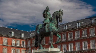 İspanya 'nın bulutlu gökyüzü ile güzel bir yaz gününde Madrid Belediye Başkanı Plaza' da Philip III 'ün zaman atlaması heykeli.