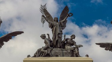 Hükümet sarayının tepesindeki heykel, İspanya 'nın Madrid kentindeki Atocha tren istasyonuna yakın bir yere yerleştirilen Tarım Bakanlığı (Ministerio de Tarım Bakanlığı) zamanaşımına ilişkin..