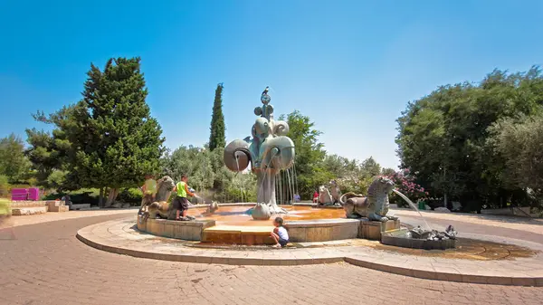 1989 yılında Gernot Rumpf dikilmiş Alman heykeltıraş tarafından Yemin Moshe bir parkta bulunan aslan Çeşmesi timelapse hyperlapse. Jerusalem, İsrail