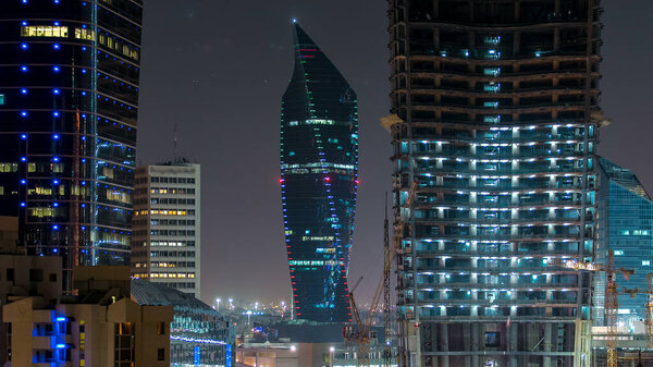 Городской пейзаж Кувейта с ночными небоскребами в центре Кувейта освещается в сумерках, на Ближнем Востоке. Вид с крыши