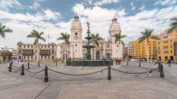 Plaza de Armas 'daki çeşme, Plaza Mayor olarak da bilinen hiperlapse, Lima' nın tarihi merkezinin merkezinde yer almaktadır. Arkaplanda katedral