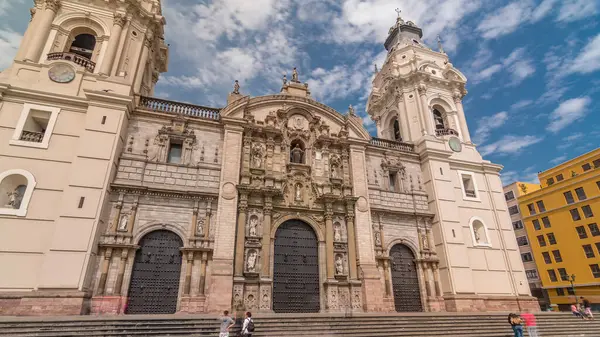 Lima Bazilika Katedrali, Peru 'nun başkenti Lima' da bulunan bir Roma Katolik katedralidir. Mavi gökyüzünde bulutlar