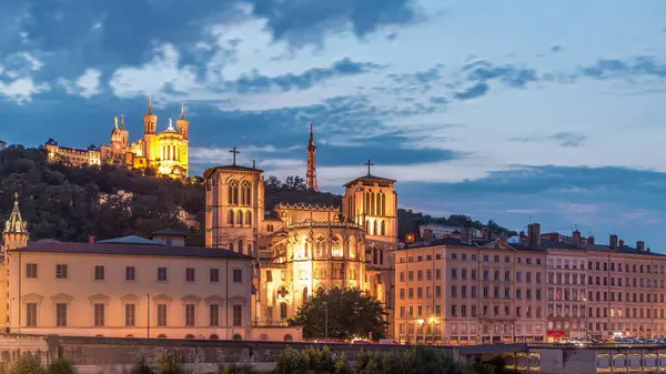 Aziz John 'un Vaftizci Katedrali ve Lyon' daki Notre-Dame de Fourviere Bazilikası 'nın zaman çizelgesi, günden geceye değişiyor. Rıhtım ve nehir kenarındaki binalar aydınlatılmış. Fransa