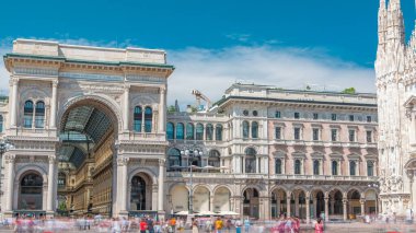Katedral Duomo di Milano ve Vittorio Emanuele Galerisi timelapse Meydanı Piazza Duomo olarak güneşli yaz gün, Milan, İtalya. İnsanlar meydanda. Mavi bulutlu gökyüzü