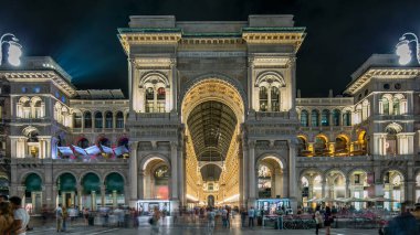 İtalya 'nın Milano kentindeki Vittorio Emanuele II Galerisi' nin gece görüşü. Meydan Meydanı 'nda yürüyen insanlar Duomo Meydanı' nın girişinde.