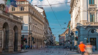 Ana konser salonu Teatro alla Scala, Milan, İtalya için bir opera binası timelapse yakınındaki trafik Alessandro Manzoni Caddesi üzerinde. Yaz günü bulutlu gökyüzü mavi. Tramvay parça