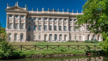 Galleria d'Arte Moderna timelapse Giardini Di Villa Reale Comunale görünümünden Milan, İtalya, içinde. Nehir ve yeşil çim önünde. Yaz günü, mavi gökyüzü