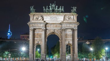 Piazza Sempione 'deki Arco della Pace (Simplon Meydanı' ndaki Barış Kemeri) gece aydınlandı. 1807 ve 1838 yılları arasında inşa edilmiş neoklasik bir zafer kemeridir. Arkaplanda trafik