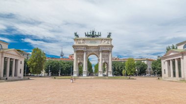 Piazza Sempione 'deki Arco della Pace (Simplon Meydanı' ndaki Barış Kemeri) hiperhız. Yaz günü mavi bulutlu bir gökyüzü. 1807 ve 1838 yılları arasında inşa edilmiş 25 metre yüksekliğinde ve 24 metre genişliğinde neoklasik bir zafer kemeridir..