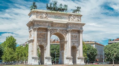 Piazza Sempione 'deki Arco della Pace (Simplon Meydanı' ndaki Barış Kemeri) zaman aşımı. 25 metre yüksekliğinde ve 24 metre genişliğinde neoklasik bir zafer kemeridir. Yazın mavi bulutlu gökyüzü