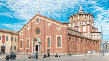 Santa Maria delle Grazie timelapse mavi bulutlu gökyüzü ile. Milan, İtalya. Etrafta dolaşan insanlar. Bu kilise ve bitişik Dominik manastır 15th yüzyıl boyunca inşa edildi.
