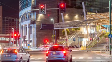Milan Porta Nuova iş ilçe gece timelapse, Milano, İtalya içinde modern gökdelenler yakınındaki trafik. Trafik ışıkları ve arabalar. Yoldan görüntülemek