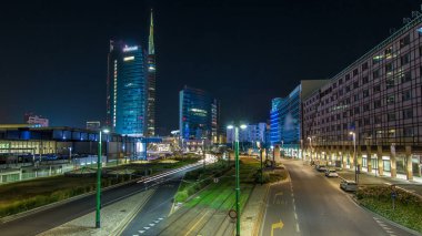 Milan Porta Nuova iş ilçe gece timelapse, Milano, İtalya içinde modern gökdelenler ile manzarası. Yolda trafik. Işık içinde pencere eşiği. Köprüsü'nden Üstten Görünüm