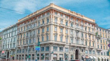 Porta Venezia zamanapse yakınlarındaki Palazzo Luraschi (Buenos Aires Bulvarı 'ndaki kavşak ve Bastioni di Porta Venezia caddesi). Milan, İtalya. Yollarda trafik vardı. Yazın mavi gökyüzü