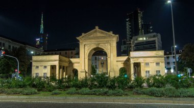 Porta Nuova şehir kapıları gece aydınlatma timelapse hyperlapse Italya ile. Yolda trafik. Arka plan üzerinde gökdelenler
