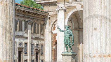 Anıt Roma İmparatoru Constantine için ben timelapse çerçeveli San Lorenzo Maggiore Bazilikası'nın önünde Milano, sütunlara göre. Bu bronz heykel bir Roma heykel Roma'da modern bir kopyasıdır.