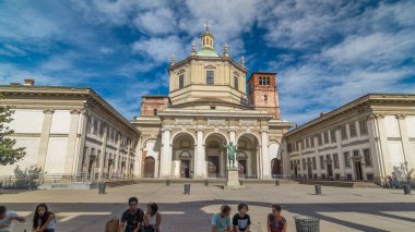 San Lorenzo Maggiore Bazilikası 'nın ön cephesi zaman atlaması (Büyük Katedral Saint Lawrence) ve Konstantin İmparatoru' nun heykeli. Yaz günü mavi bulutlu bir gökyüzü. İyi yolculuklar.