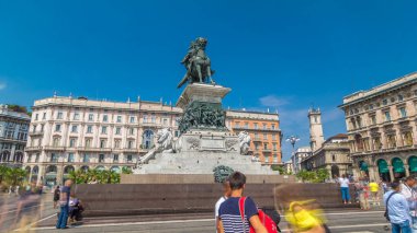 Piazza del Duomo timelapse hyperlapse heykele Vittorio Emanuele II. Lombardy, İtalya Milan'da. Etrafta dolaşan insanlar. Mavi bulutlu gökyüzü yaz gün
