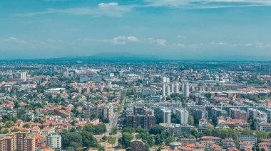 Milan 'ın iş bölgesinin yakınındaki yerleşim yerlerinin çatıdan zaman çizelgesi manzarası. Kırmızı çatılı evler. Yazın mavi bulutlu gökyüzü