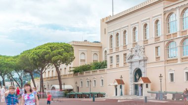 Prince 's Palace of Monaco zaman dilimi. Monako Prensi 'nin resmi konutu. Yaz günü bulutlu bir gökyüzü. Etrafta dolaşan insanlar