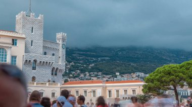 Prince 's Palace of Monaco zaman dilimi. Monako Prensi 'nin resmi konutu. Yaz günü bulutlu bir gökyüzü. Etrafta dolaşan insanlar