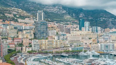 Monte Carlo şehri havacılık panorama zaman çizelgesi. Hercule Limanı. Monaco, Cote d 'Azur limanındaki lüks yatların ve renkli binaların manzarası..