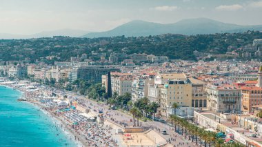 Güzel bir plaj manzarası üst panoramik manzara zaman çizelgesi, Fransa. Ünlü İngiliz Yürüyüşü, Promenade des Anglais. Ünlü Fransız turistik kasabası. Arkaplanda binalar