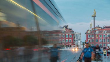 Nice City 'deki Massena Meydanı' nı günden geceye geçiş zamanı, Fransız Rivierası, Cote d 'Azur, Fransa. Tramvay rayları, sokak ışıkları ve aydınlatılmış binalar.