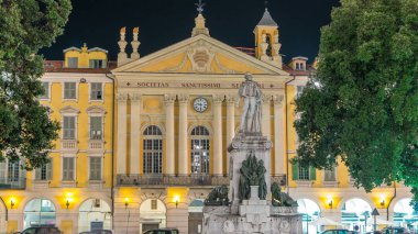Garibaldi ve Chapelle du Saint-Sepulcre Anıtı Garibaldi Meydanı 'nda. Aydınlatılmış tarihi binalar