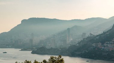 Monte Carlo, Monaco 'da yaz günbatımında şehir manzarası. Güneşin batışı ve akşam bulanıklığı. Limandaki yatlar. Kaptan Martin 'den üst görünüm