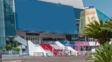 Fransa 'nın Cannes kentindeki Palais des Festivals et des Congres' in kırmızı halı merdivenlerinde. Güneşli bir yaz günü. Film çeken turistler