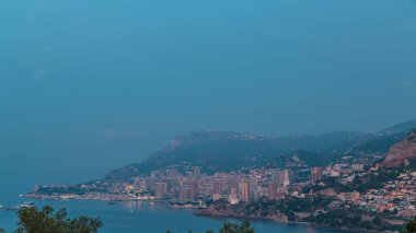 Monte Carlo 'nun şehir manzarası gece gündüz geçiş panoramik zaman döngüsü, Monako yaz gündoğumundan önce. Sabah sisi. Limandaki yatlar. Kaptan Martin 'den üst görünüm